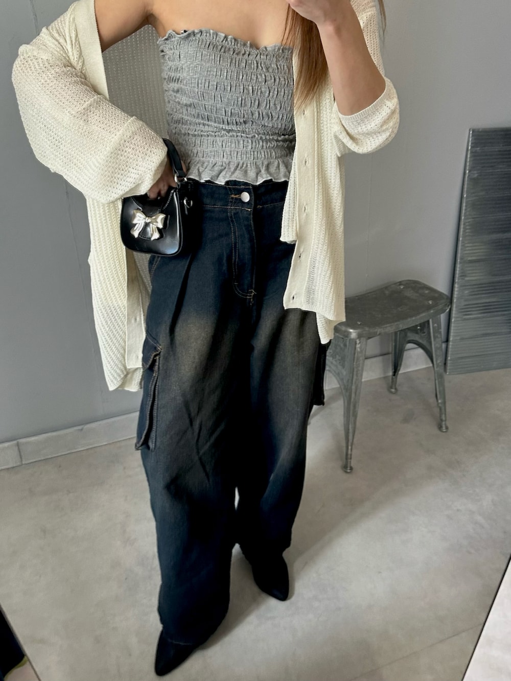 「ワイドデニム、カーゴパンツ、オトナ女子、デニムコーデ、ハイウエストデニム、ストレートデニム、春服コーデ、大人ガーリー、リボン、numbering、韓国ブランド、カジュアルガーリー、カーディガン、シルバー、ショート丈トップス」｜「primarasのアイテム（カーゴパンツ、ブラック系）」を使った、Rie_eさん（レディース・154cm）の春コーディネートの3枚目の写真
