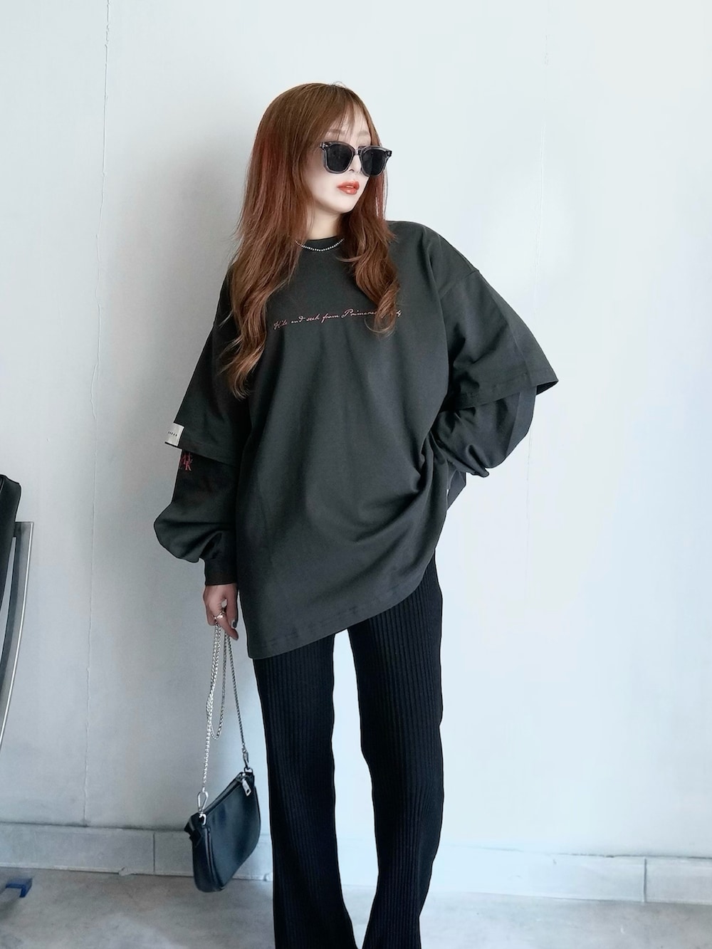 「レイヤード、レイヤードトップス、春服みてみて、春服コーデ、ストリートコーデ、ストリートMIX、カジュアルストリート、ストリート女子、ユニセックス、オーバーサイズ、ビッグシルエット、メガネ女子、スニーカーサンダル、シルバーシューズ、サングラス」｜「primarasのアイテム（Tシャツ/カットソー、グレー系）」を使った、Rie_eさん（レディース・154cm）の春コーディネートの2枚目の写真