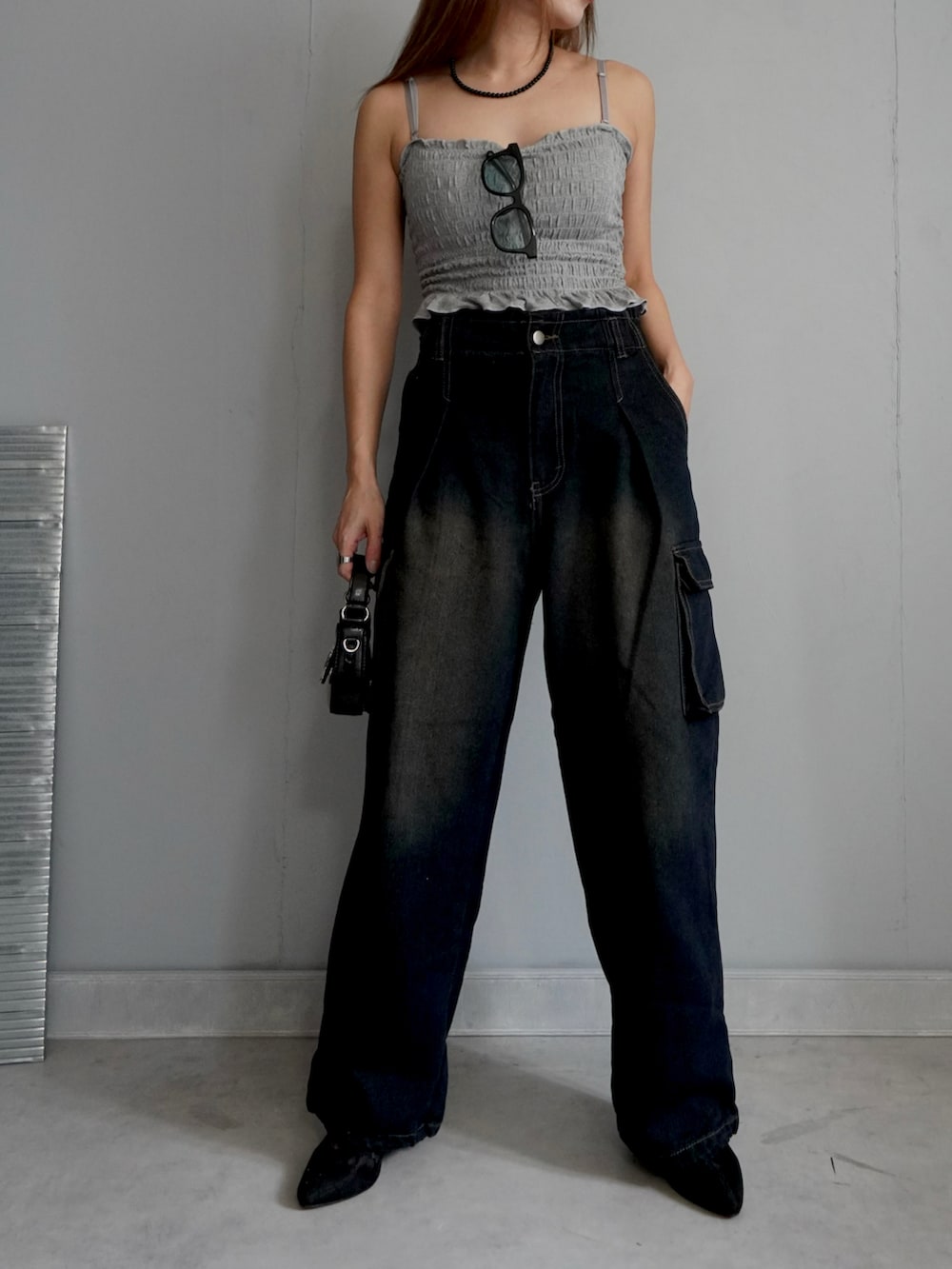 「ワイドデニム、カーゴパンツ、オトナ女子、デニムコーデ、ハイウエストデニム、ストレートデニム、春服コーデ、大人ガーリー、リボン、numbering、韓国ブランド、カジュアルガーリー、カーディガン、シルバー、ショート丈トップス」｜「primarasのアイテム（カーゴパンツ、ブラック系）」を使った、Rie_eさん（レディース・154cm）の春コーディネートの2枚目の写真