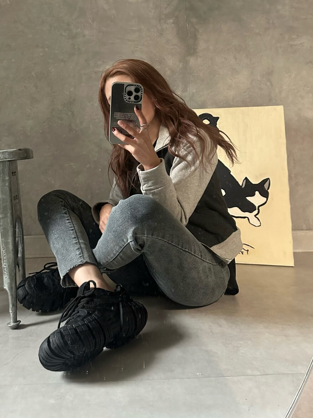 ブラック系のダウンベスト、ブラック系のTシャツ/カットソー、グレー系のセットアップを着用したレディースの冬コーディネートの3枚目の写真