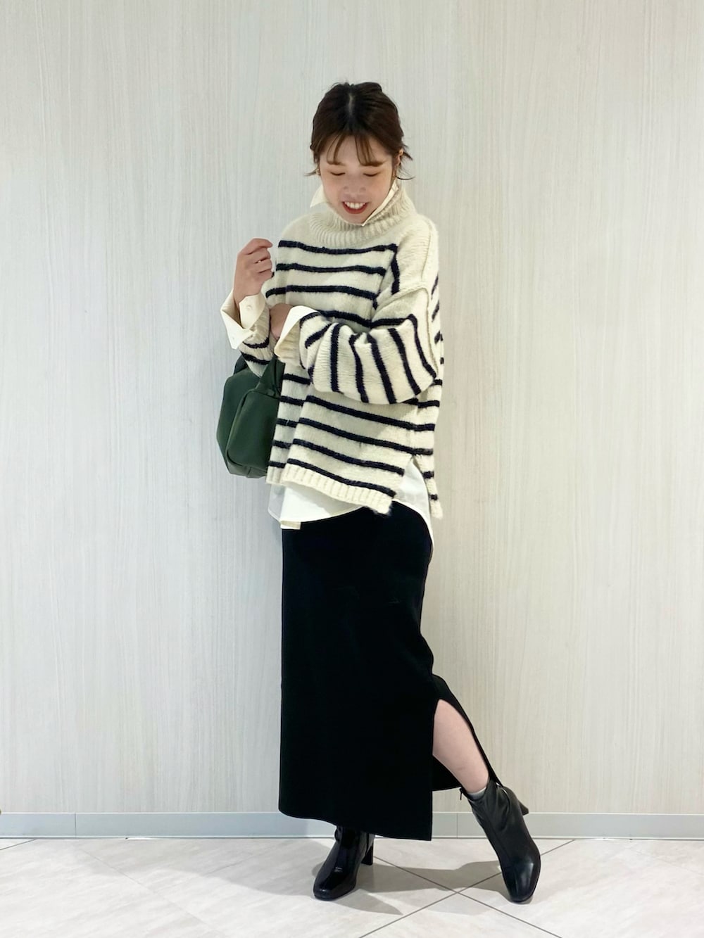 「LAKOLEのアイテム（ニット/セーター、その他）」を使った、まつぴさん（レディース・164cm）の秋コーディネートの5枚目の写真