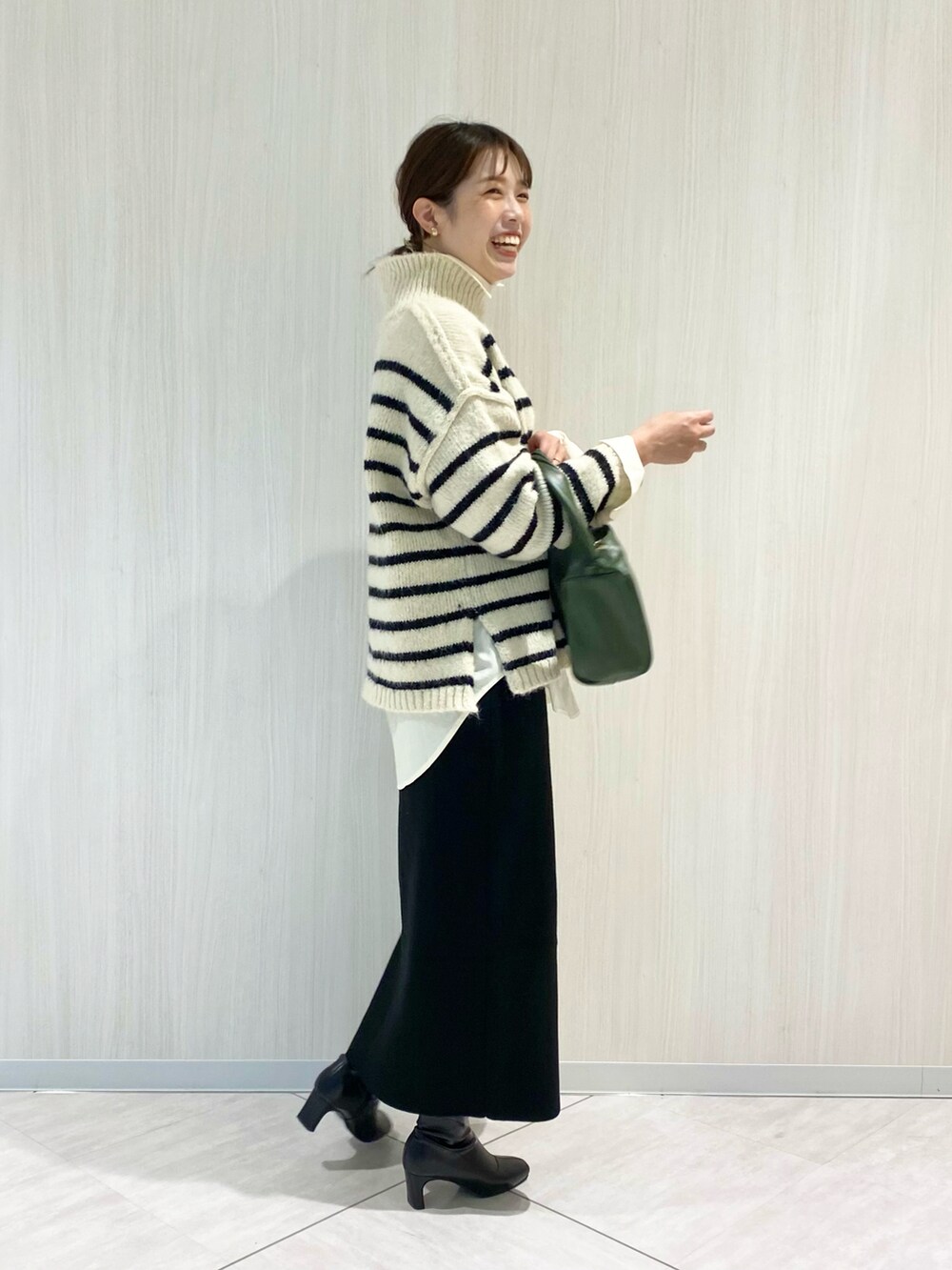 「LAKOLEのアイテム（ニット/セーター、その他）」を使った、まつぴさん（レディース・164cm）の秋コーディネートの3枚目の写真