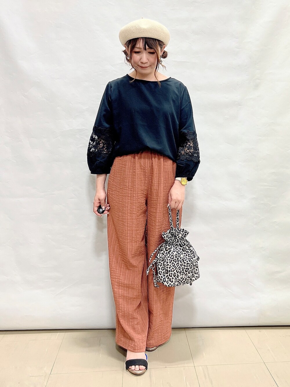 ブラック系のシャツ/ブラウス、オレンジ系のその他パンツ、ブラック系のサンダルを着用したレディースの夏コーディネートの4枚目の写真