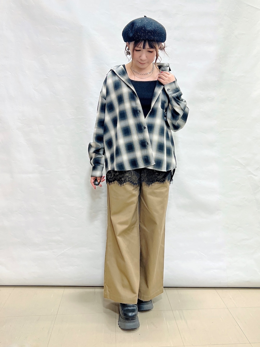グレー系のシャツ/ブラウス、ブラック系のタンクトップ、ベージュ系のその他パンツを着用したレディースの秋コーディネートの4枚目の写真
