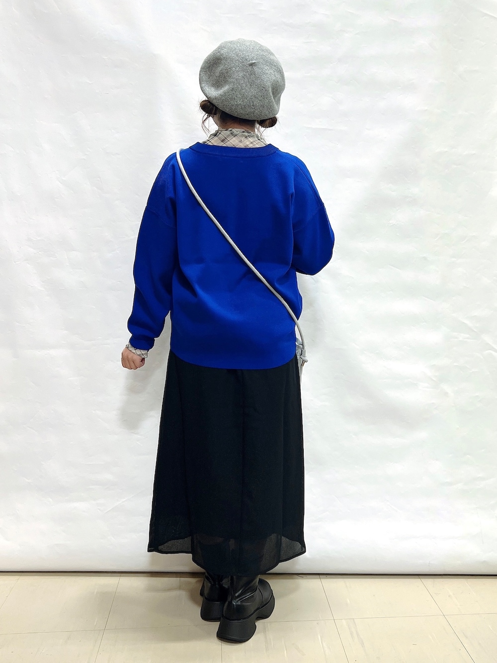 ブルー系のカーディガン/ボレロ、グレー系のTシャツ/カットソー、ブラック系のスカートを着用したレディースの秋コーディネートの5枚目の写真