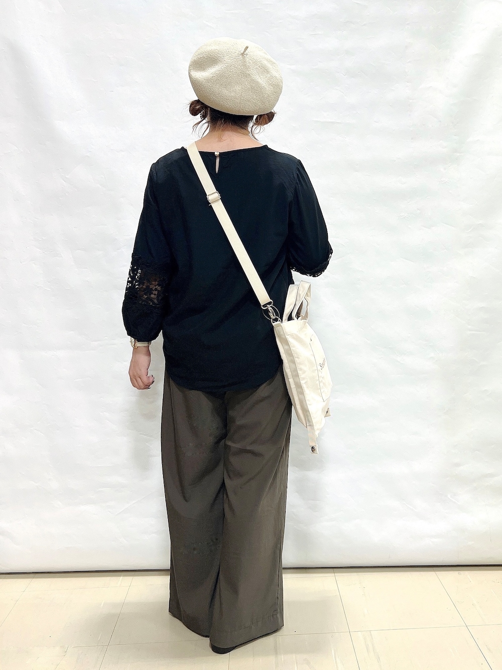 ブラック系のシャツ/ブラウス、ブラウン系のその他パンツ、ブラウン系のパンプスを着用したレディースの夏コーディネートの3枚目の写真