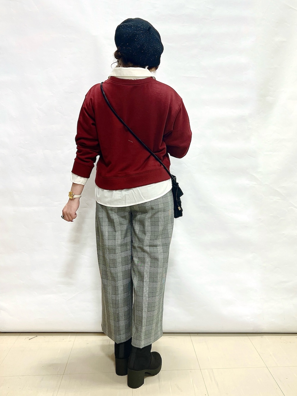 レッド系のTシャツ/カットソー、グレー系のその他パンツ、ブラック系のブーツを着用したレディースの秋コーディネートの3枚目の写真
