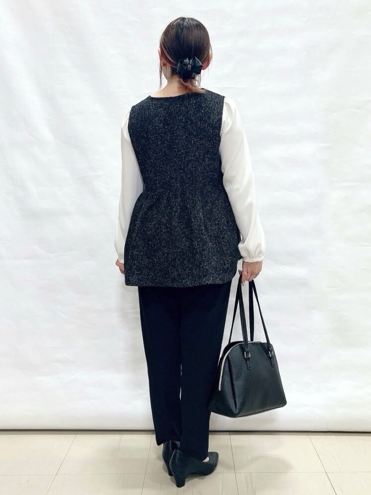 ブラック系のシャツ/ブラウス、ブラック系のその他パンツ、ブラック系のパンプスを着用したレディースの冬コーディネートの3枚目の写真