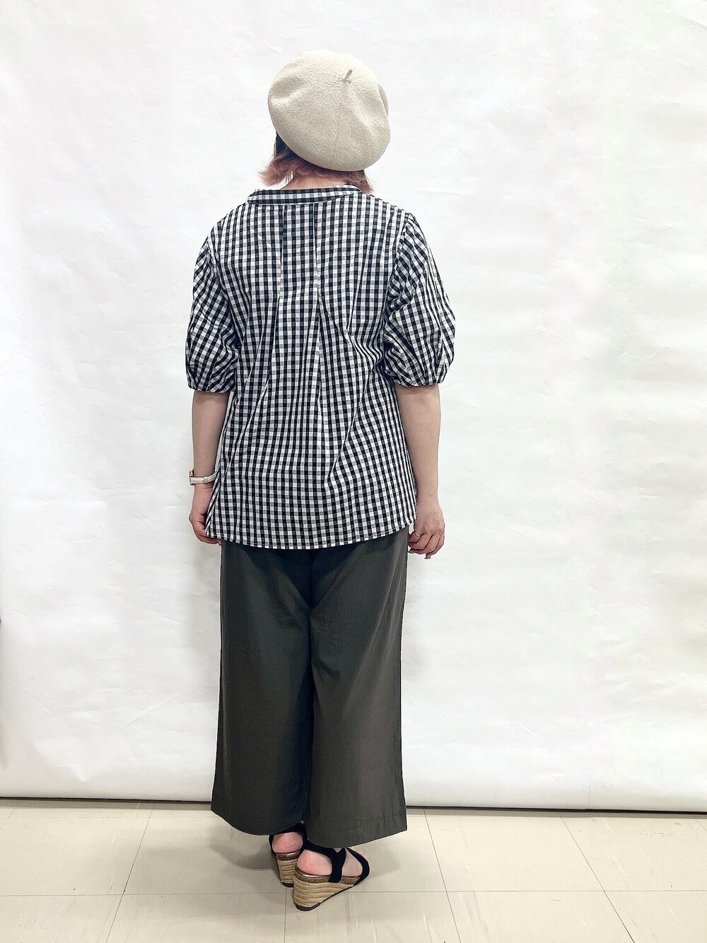 ブラック系のシャツ/ブラウス、ブラウン系のタンクトップ、ブラウン系のその他パンツを着用したレディースの春コーディネートの3枚目の写真
