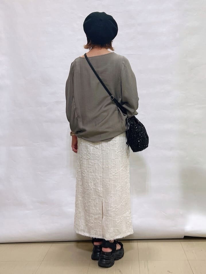 ブラウン系のシャツ/ブラウス、ホワイト系のスカート、ブラック系のショルダーバッグを着用したレディースの夏コーディネートの3枚目の写真