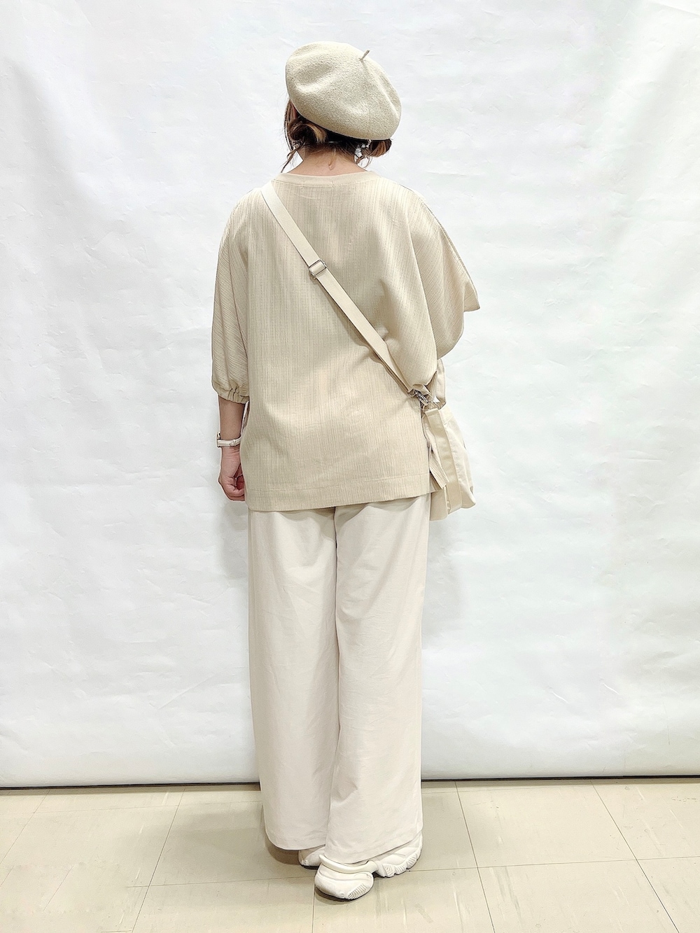 ベージュ系のシャツ/ブラウス、ホワイト系のその他パンツ、ホワイト系のトートバッグを着用したレディースの夏コーディネートの3枚目の写真
