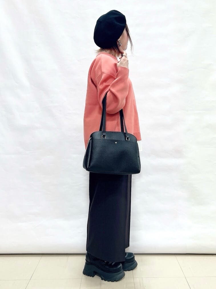 ピンク系のニット/セーター、ブラウン系のその他パンツ、ブラック系のショルダーバッグを着用したレディースの冬コーディネートの2枚目の写真