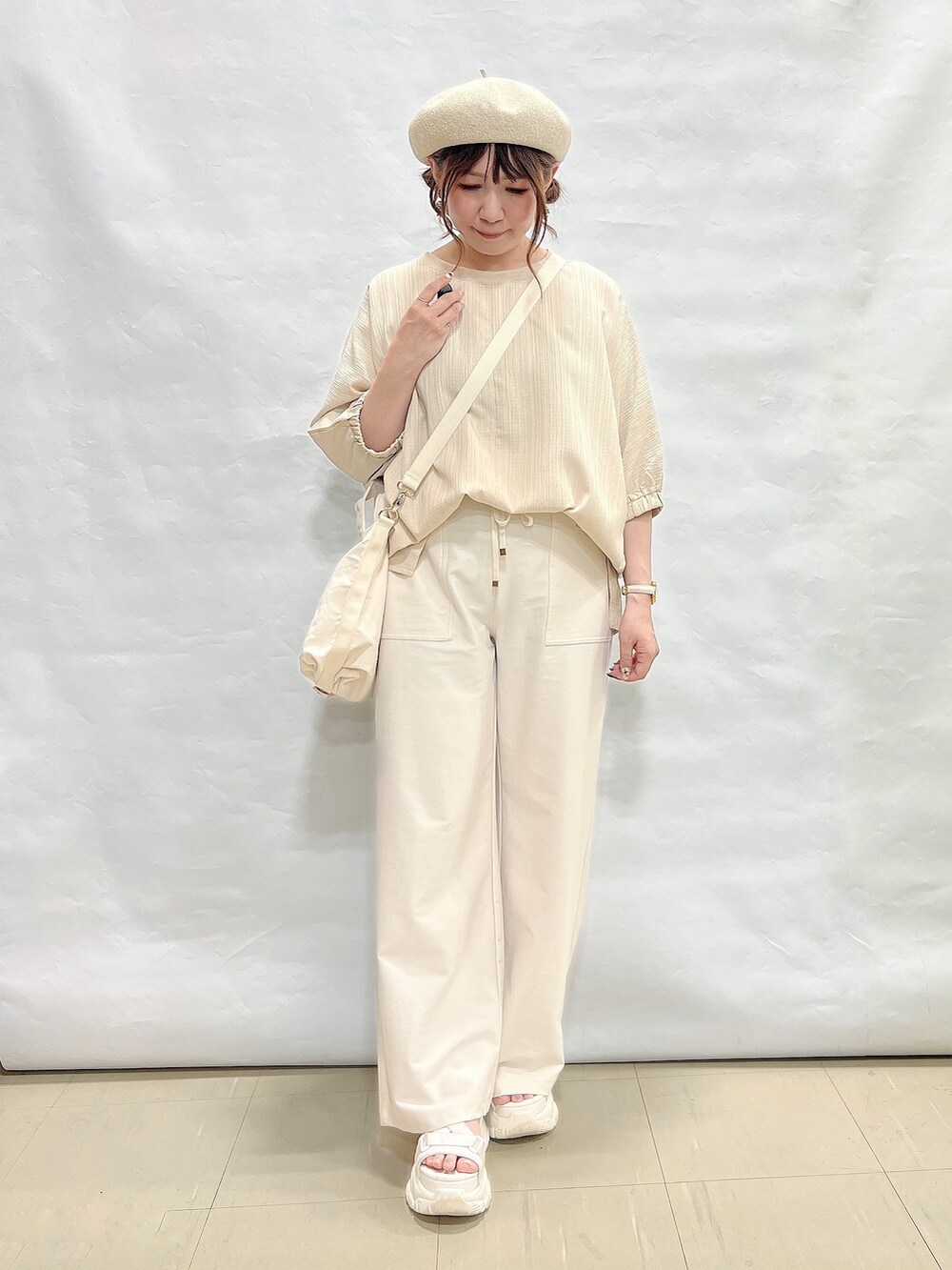 ベージュ系のシャツ/ブラウス、ホワイト系のその他パンツ、ホワイト系のトートバッグを着用したレディースの夏コーディネートの4枚目の写真