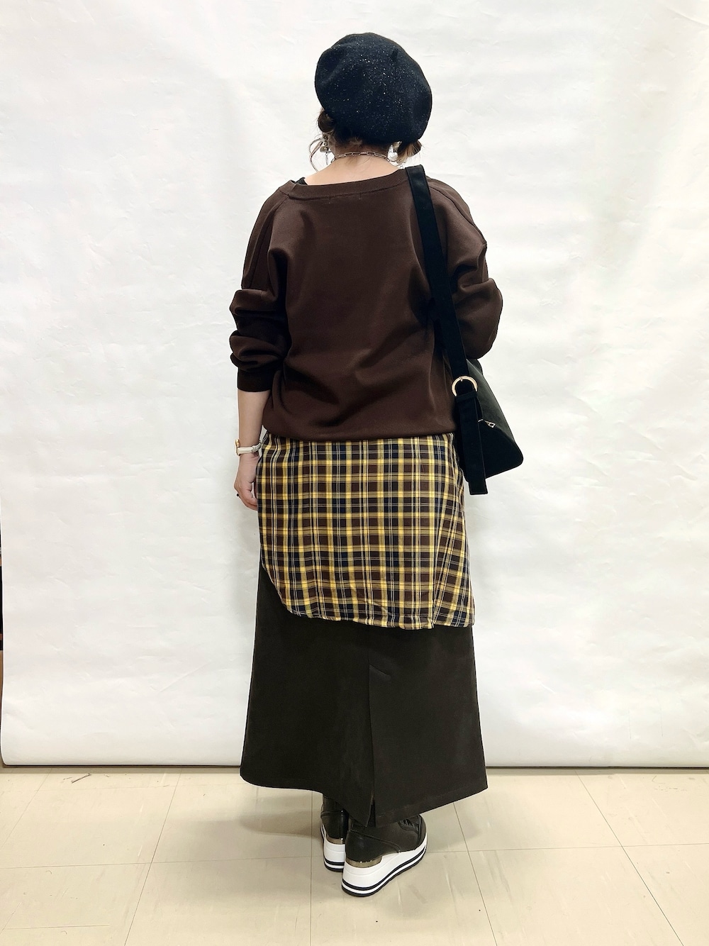 ブラウン系のカーディガン/ボレロ、イエロー系のシャツ/ブラウス、ブラック系のTシャツ/カットソーを着用したレディースの秋コーディネートの3枚目の写真