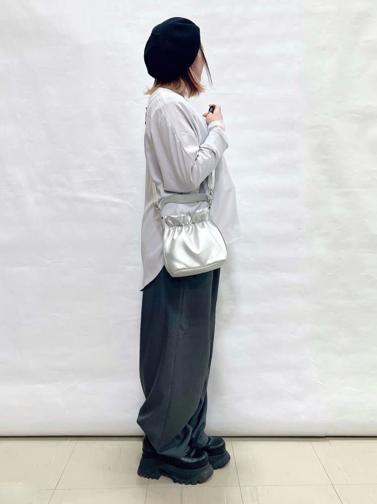 グレー系のシャツ/ブラウス、ホワイト系のTシャツ/カットソー、グレー系のその他パンツを着用したレディースの春コーディネートの2枚目の写真