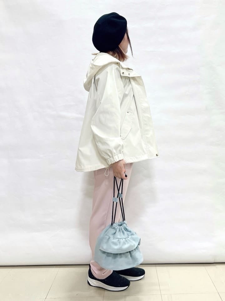 ホワイト系のブルゾン、ブラック系のTシャツ/カットソー、ピンク系のその他パンツを着用したレディースの春コーディネートの2枚目の写真