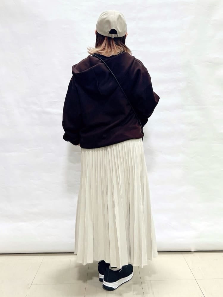 ブラウン系のパーカー、ブラック系のTシャツ/カットソー、ホワイト系のスカートを着用したレディースの春コーディネートの3枚目の写真