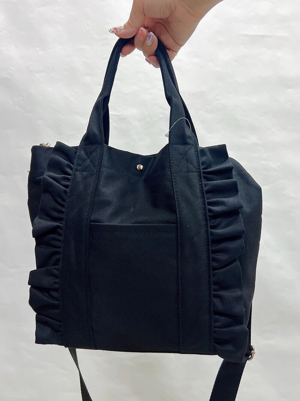 ブルー系のTシャツ/カットソー、ブラック系のスカート、ブラック系のサンダルを着用したレディースの夏コーディネートの5枚目の写真