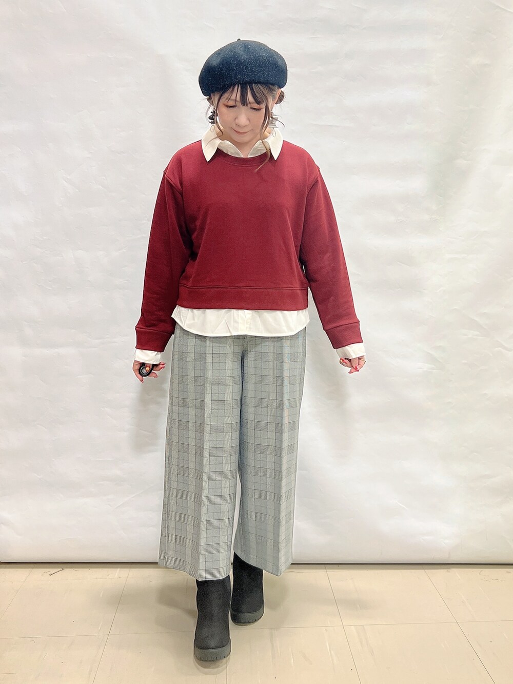 レッド系のTシャツ/カットソー、グレー系のその他パンツ、ブラック系のブーツを着用したレディースの秋コーディネートの4枚目の写真