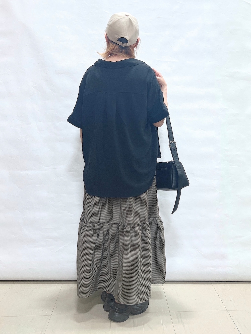 ブラック系のシャツ/ブラウス、ブラック系のタンクトップ、ブラウン系のワンピースを着用したレディースの夏コーディネートの3枚目の写真