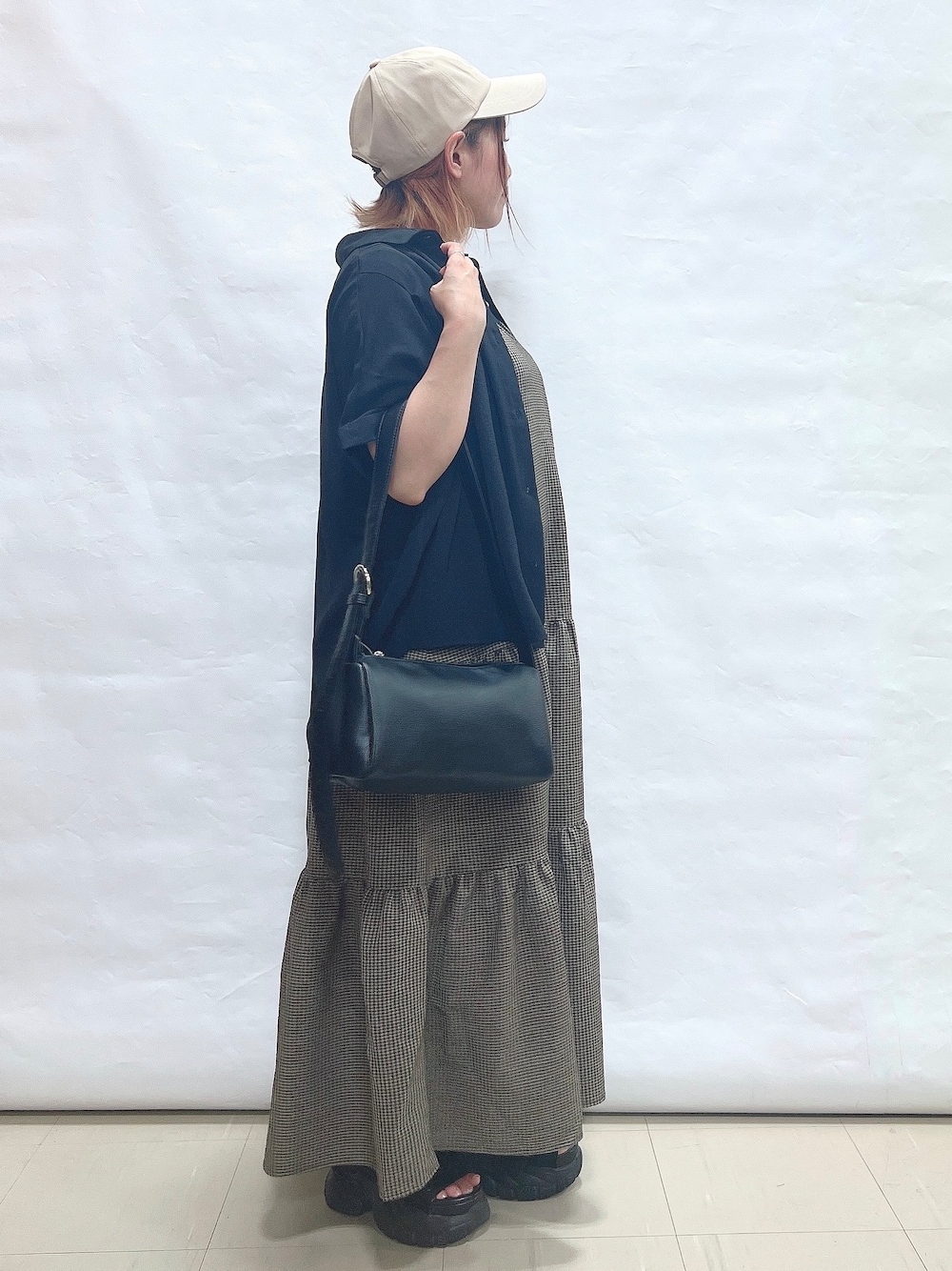ブラック系のシャツ/ブラウス、ブラック系のタンクトップ、ブラウン系のワンピースを着用したレディースの夏コーディネートの2枚目の写真