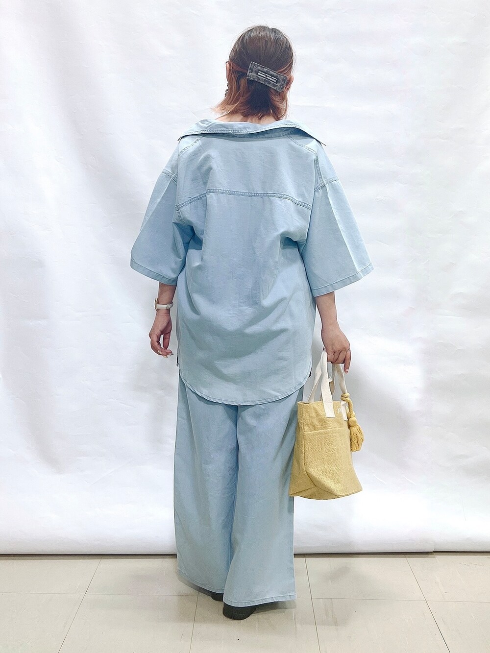 ブルー系のシャツ/ブラウス、ブルー系のデニムパンツ、ブラック系のタンクトップを着用したレディースの夏コーディネートの3枚目の写真