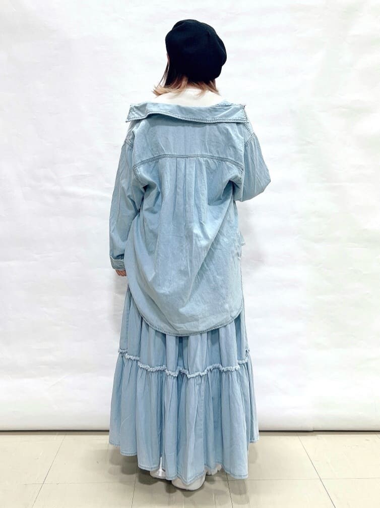 ブルー系のシャツ/ブラウス、ホワイト系のTシャツ/カットソー、ブルー系のデニムスカートを着用したレディースの春コーディネートの3枚目の写真