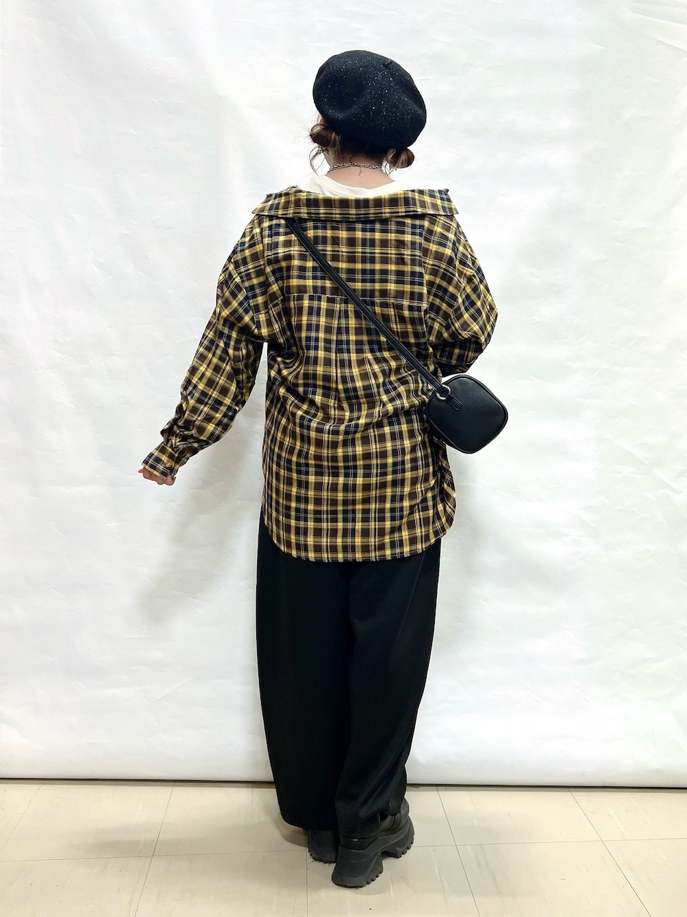イエロー系のシャツ/ブラウス、ホワイト系のTシャツ/カットソー、ブラック系のその他パンツを着用したレディースの秋コーディネートの3枚目の写真
