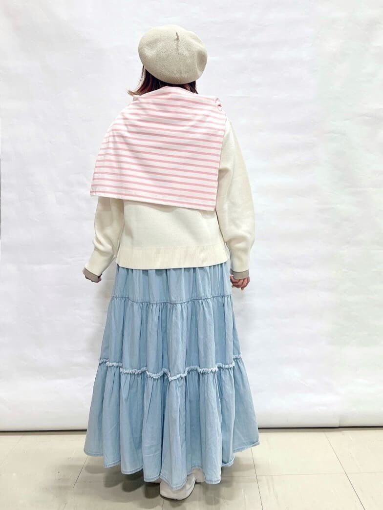 ホワイト系のニット/セーター、ピンク系のTシャツ/カットソー、ブルー系のデニムスカートを着用したレディースの春コーディネートの3枚目の写真