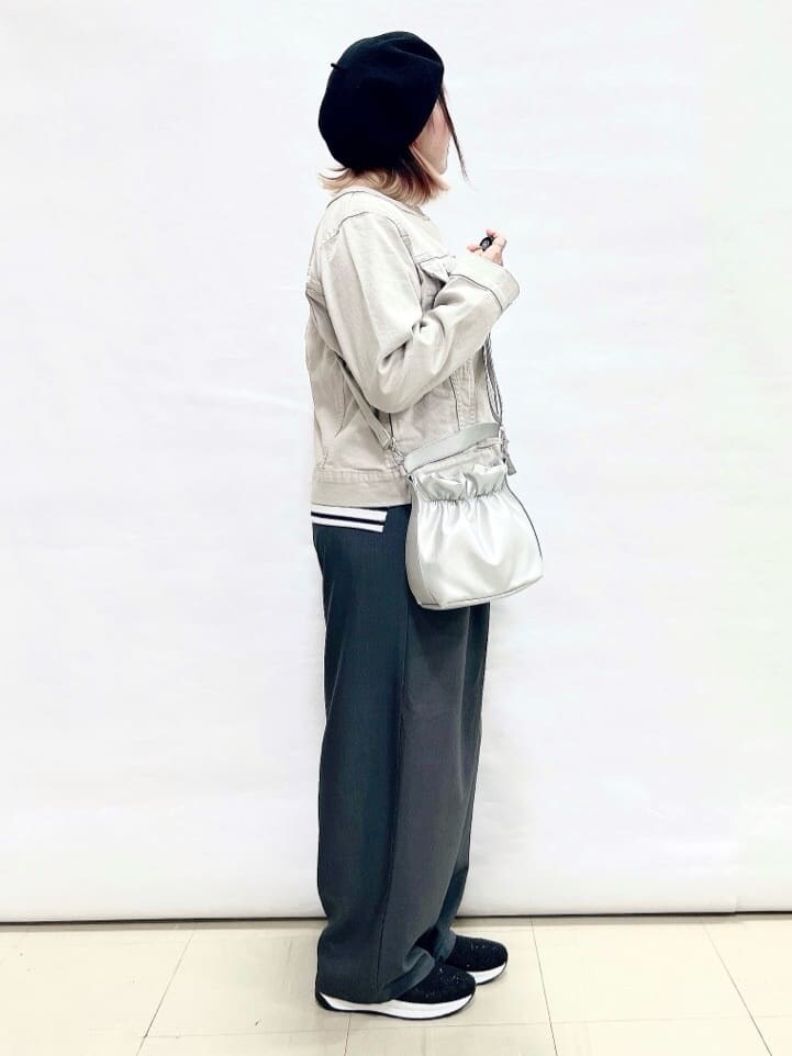 グレー系のデニムジャケット、ブルー系のTシャツ/カットソー、グレー系のその他パンツを着用したレディースの春コーディネートの2枚目の写真