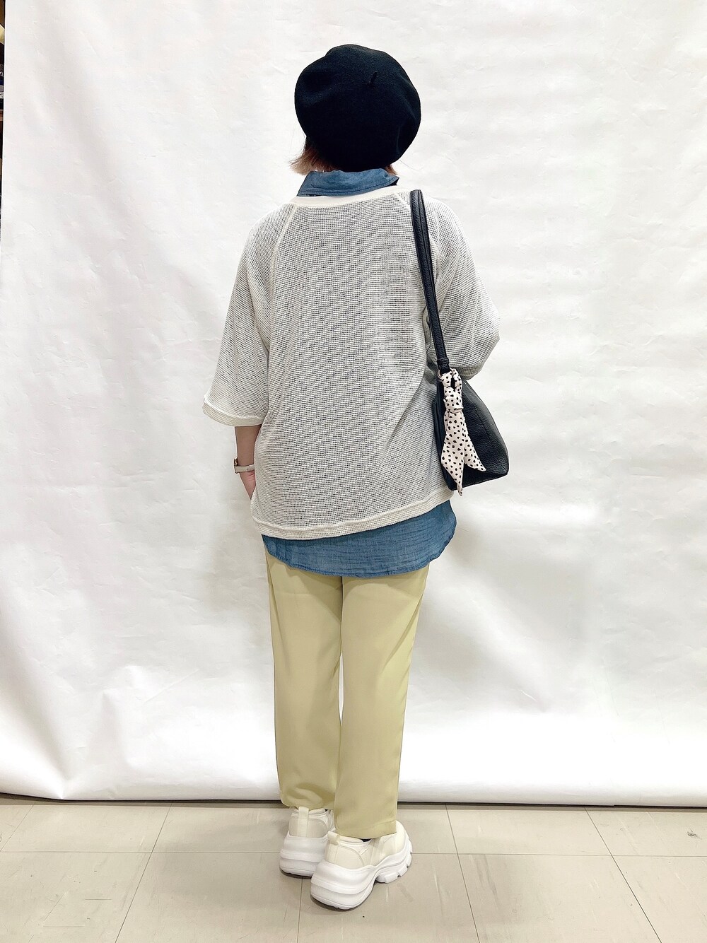 ブルー系のシャツ/ブラウス、ホワイト系のTシャツ/カットソー、イエロー系のその他パンツを着用したレディースの春コーディネートの3枚目の写真