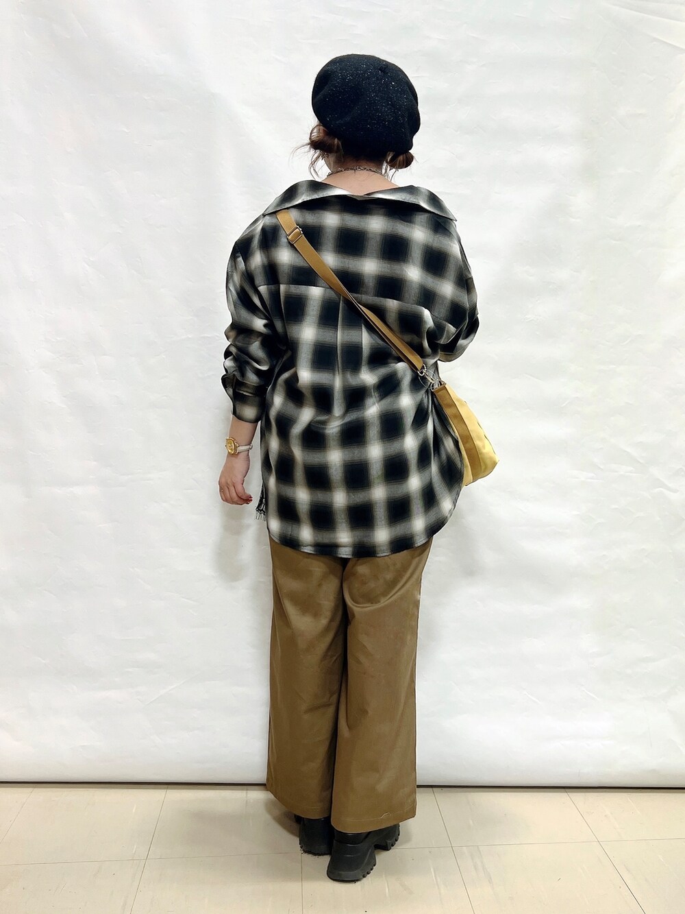 グレー系のシャツ/ブラウス、ブラック系のタンクトップ、ベージュ系のその他パンツを着用したレディースの秋コーディネートの3枚目の写真