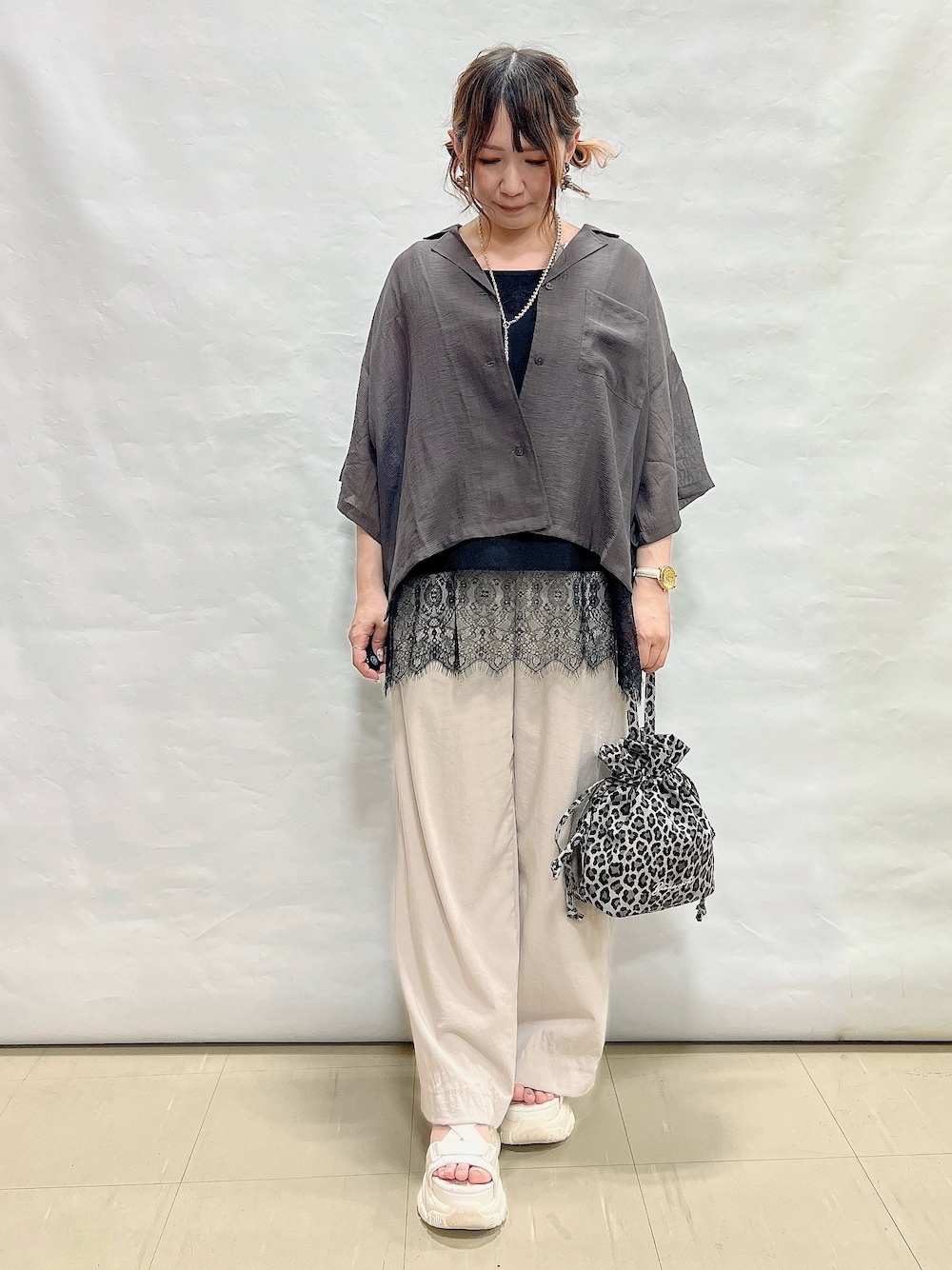 グレー系のシャツ/ブラウス、ブラック系のTシャツ/カットソー、ベージュ系のその他パンツを着用したレディースの夏コーディネートの4枚目の写真