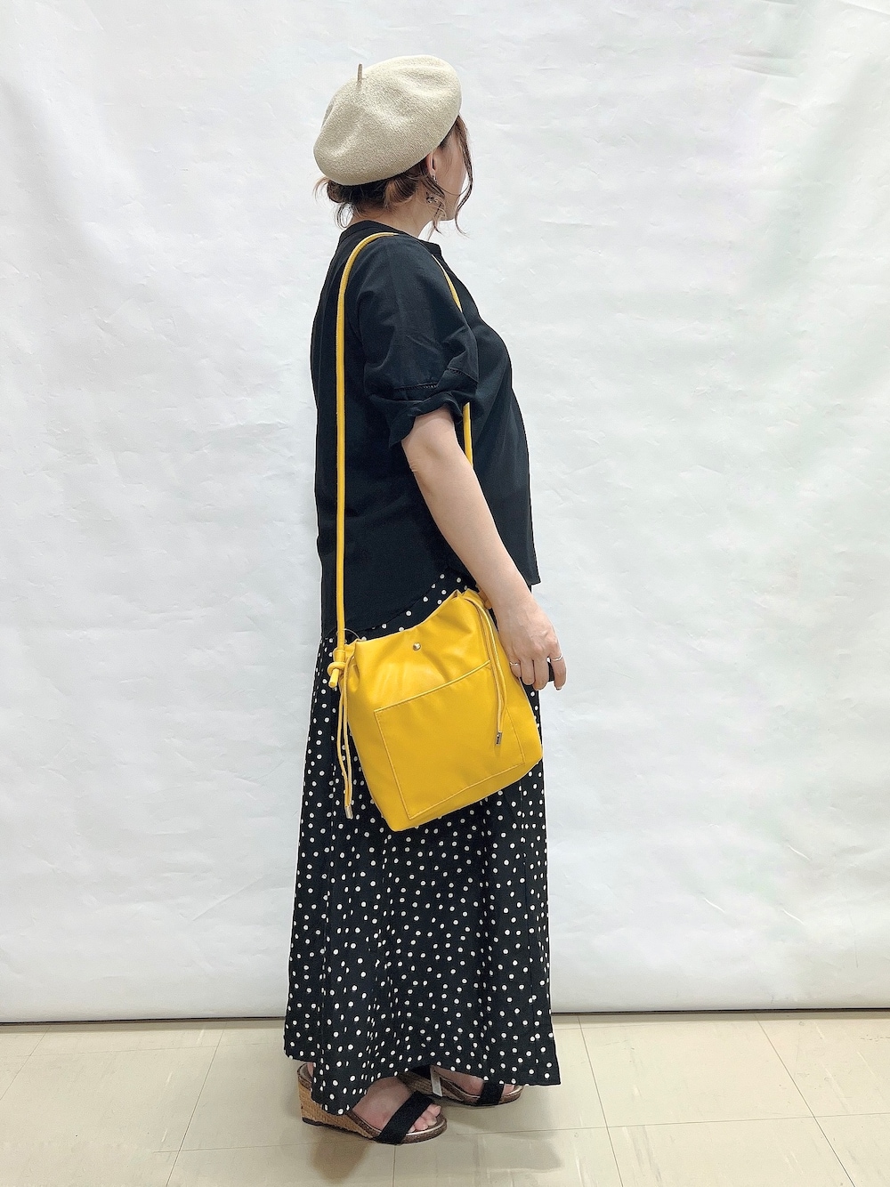 ブラック系のシャツ/ブラウス、ブラック系のスカート、ブラック系のサンダルを着用したレディースの夏コーディネートの2枚目の写真