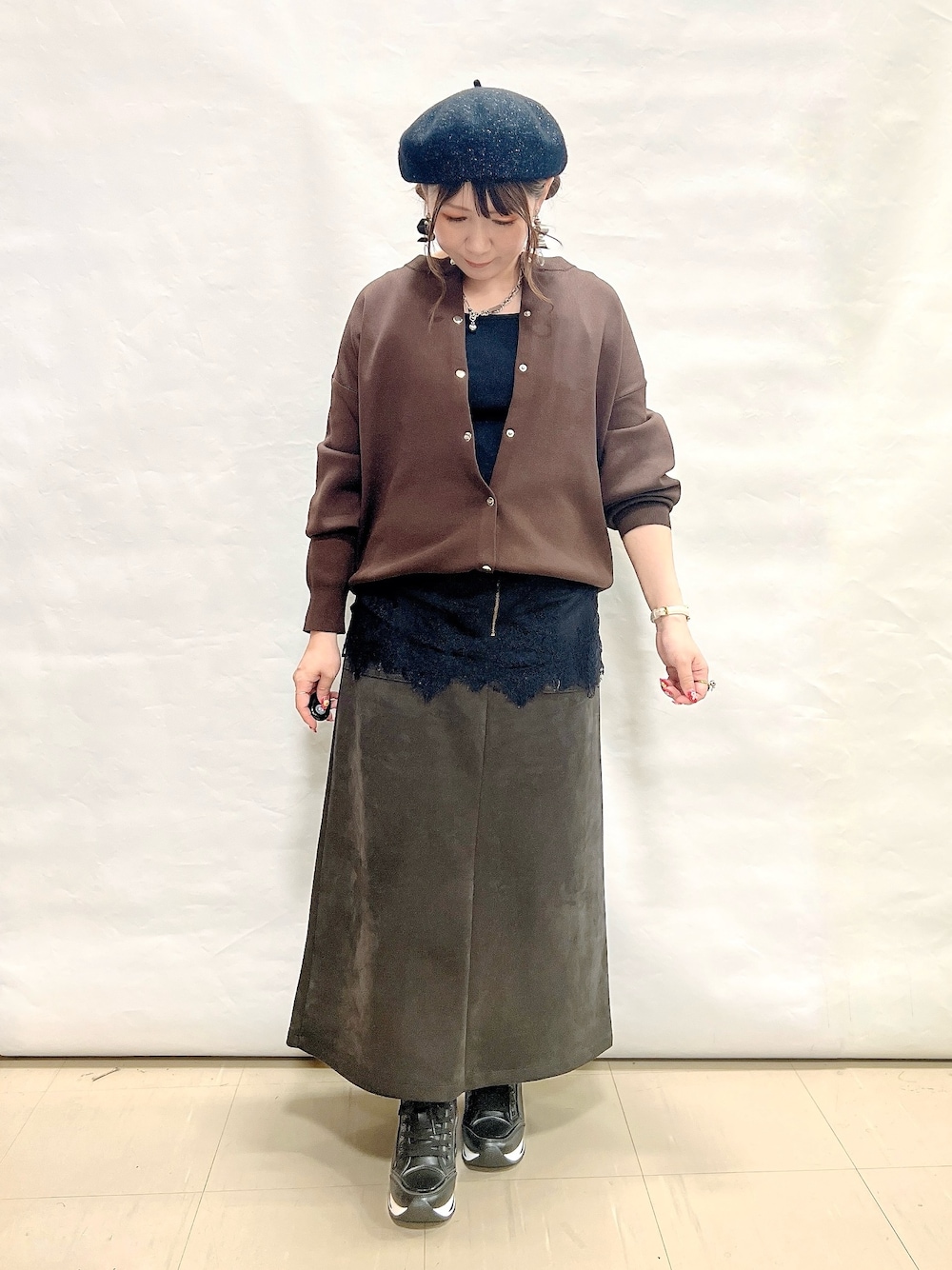 ブラウン系のカーディガン/ボレロ、イエロー系のシャツ/ブラウス、ブラック系のTシャツ/カットソーを着用したレディースの秋コーディネートの4枚目の写真