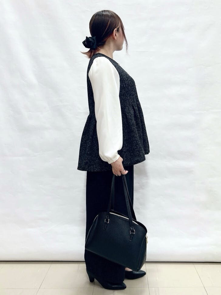 ブラック系のシャツ/ブラウス、ブラック系のその他パンツ、ブラック系のパンプスを着用したレディースの冬コーディネートの2枚目の写真