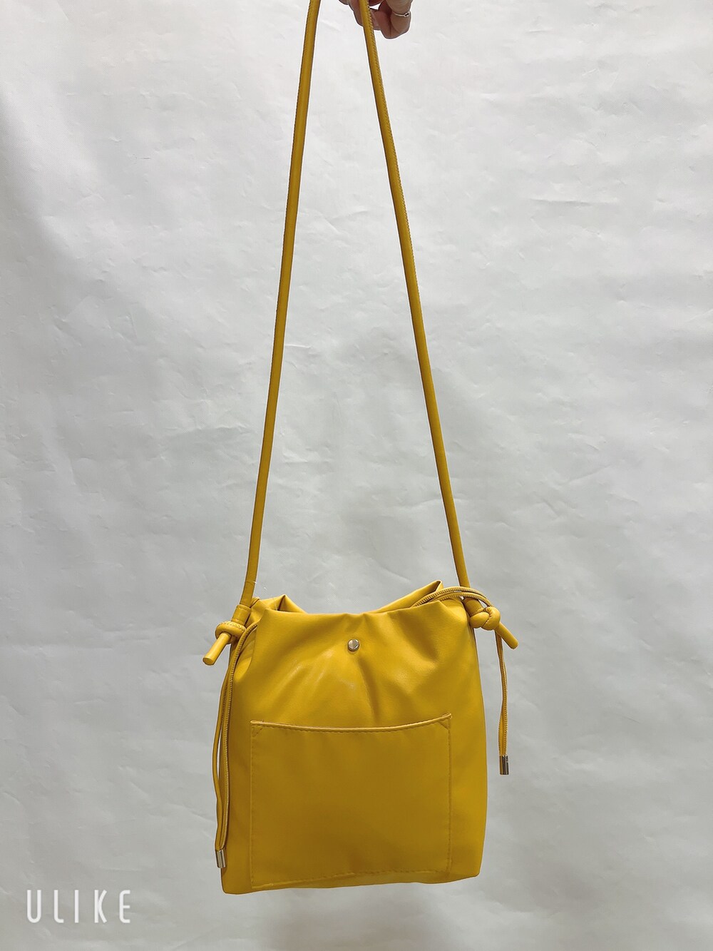 ブルー系のシャツ/ブラウス、ベージュ系のその他パンツ、イエロー系のショルダーバッグを着用したレディースの夏コーディネートの5枚目の写真