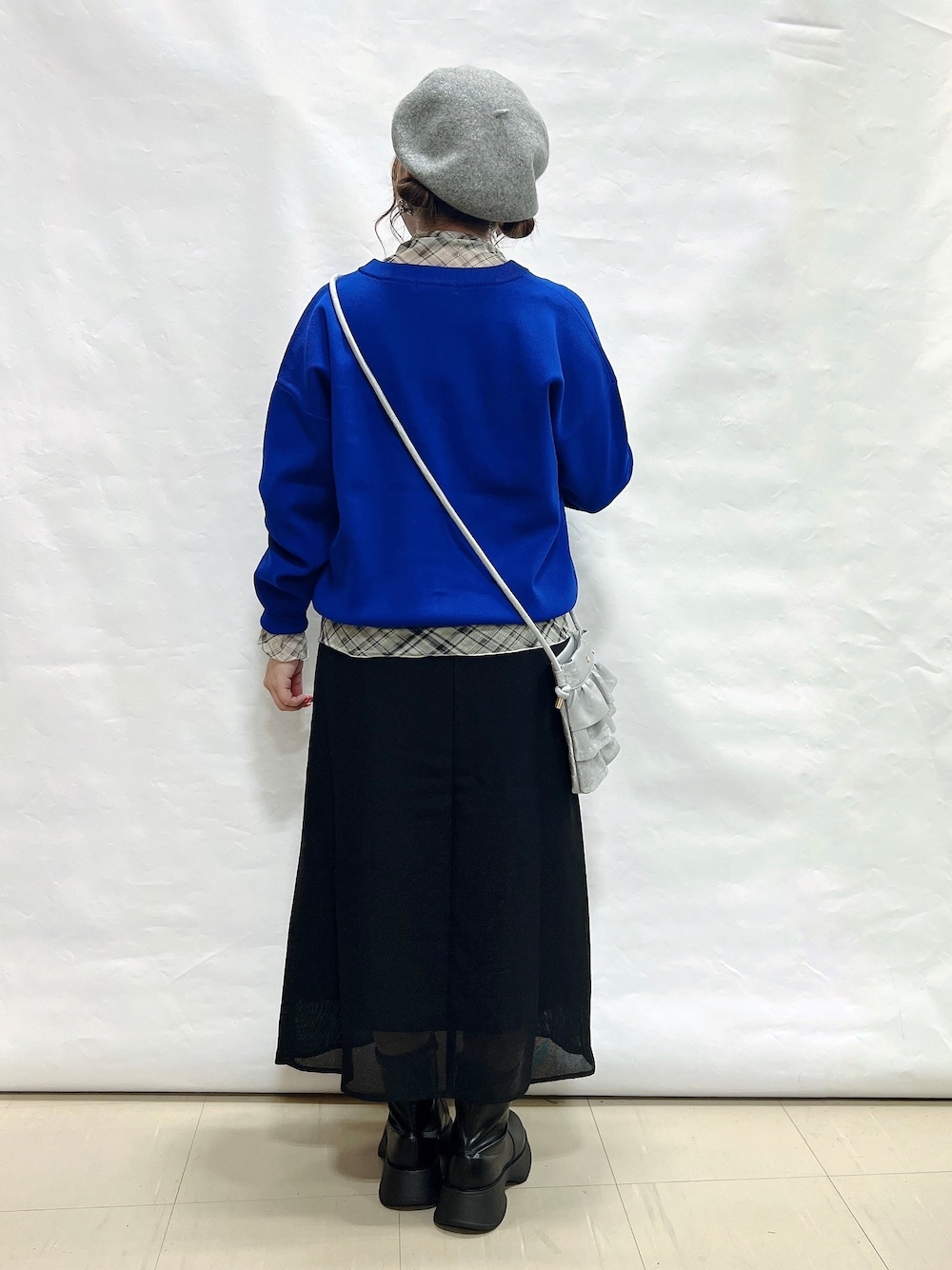 ブルー系のカーディガン/ボレロ、グレー系のTシャツ/カットソー、ブラック系のスカートを着用したレディースの秋コーディネートの3枚目の写真
