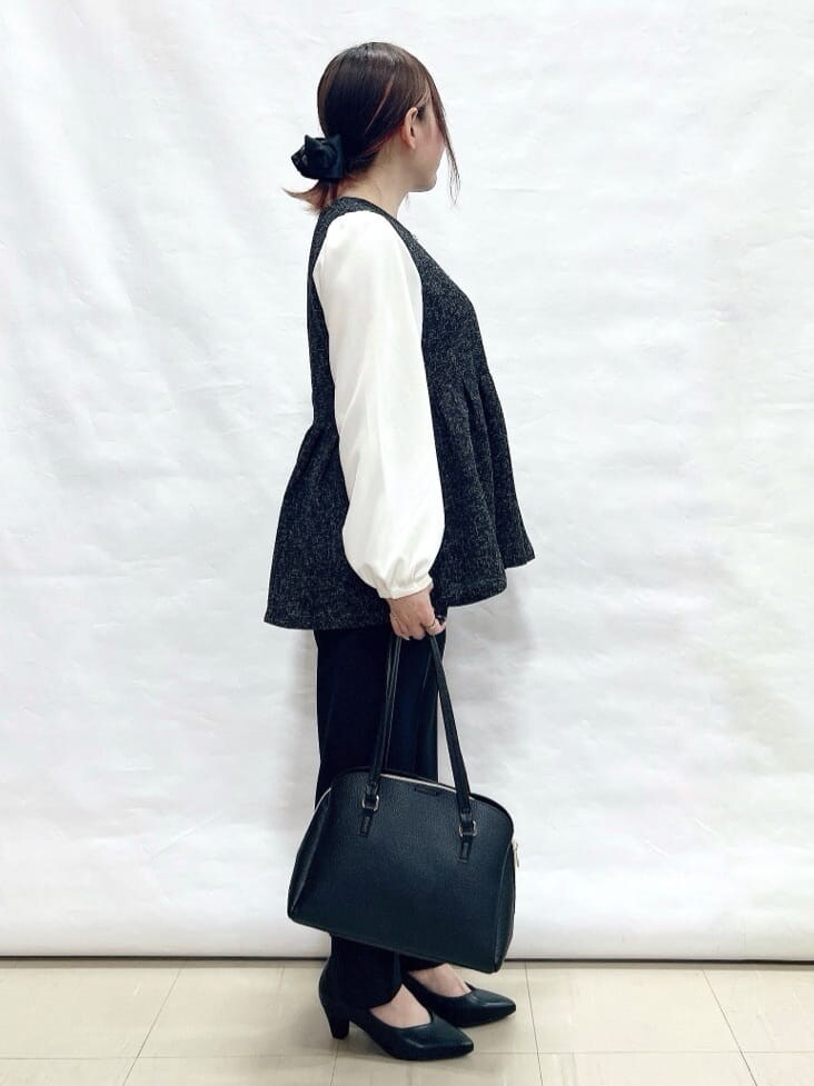 ブラック系のシャツ/ブラウス、ブラック系のその他パンツ、ブラック系のパンプスを着用したレディースの冬コーディネートの2枚目の写真