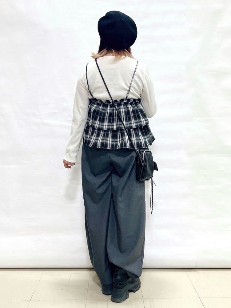 グレー系のその他パンツ、ブラック系のショルダーバッグ、ブラック系のハンチング/ベレー帽を着用したレディースの春コーディネートの3枚目の写真