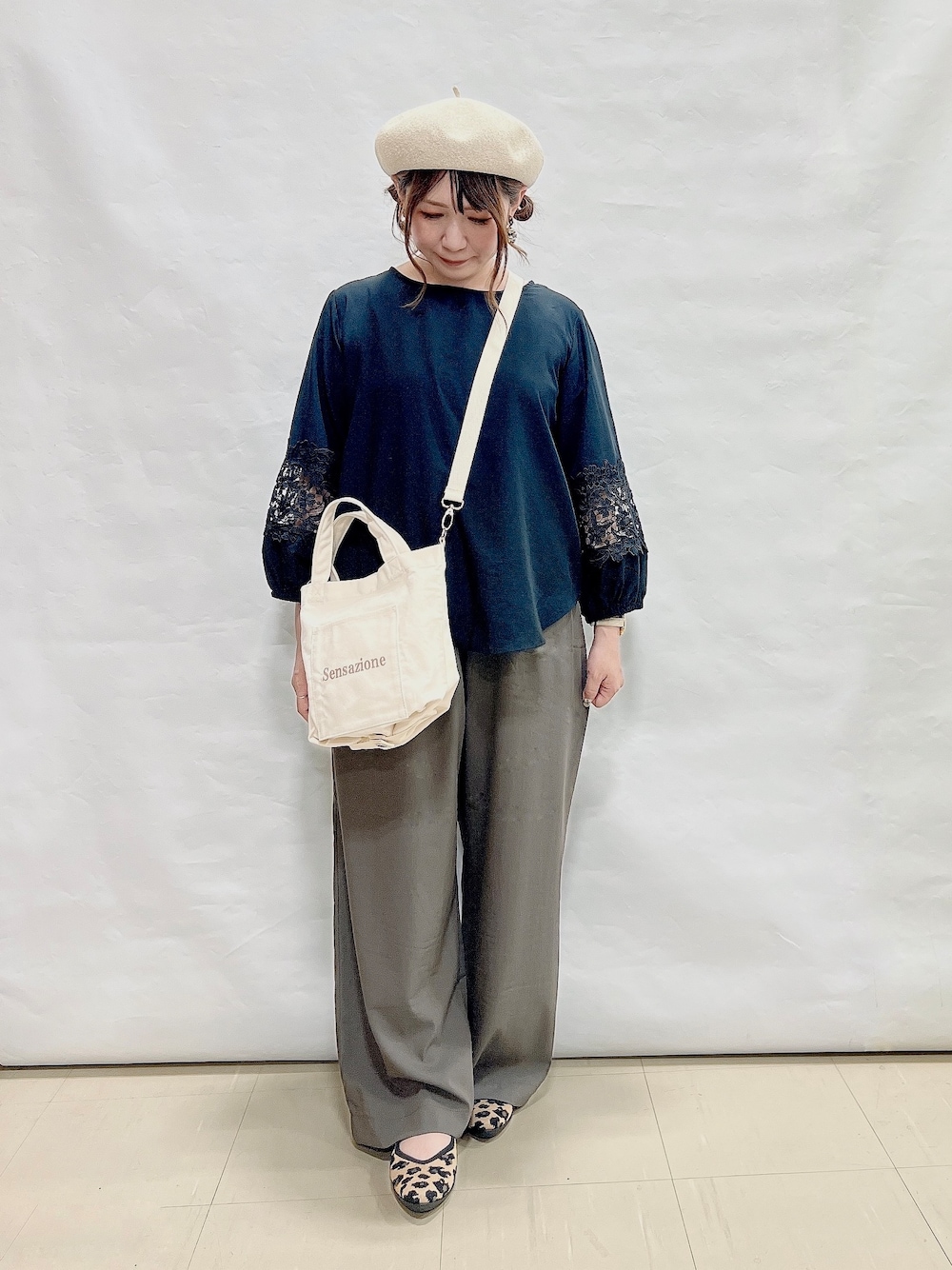 ブラック系のシャツ/ブラウス、ブラウン系のその他パンツ、ブラウン系のパンプスを着用したレディースの夏コーディネートの4枚目の写真