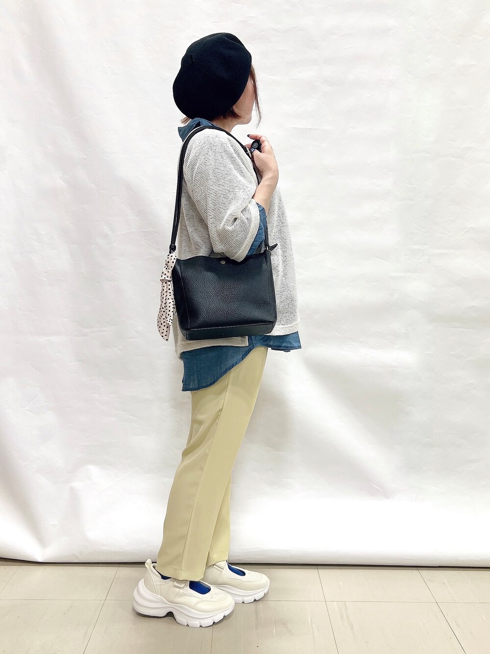 ブルー系のシャツ/ブラウス、ホワイト系のTシャツ/カットソー、イエロー系のその他パンツを着用したレディースの春コーディネートの2枚目の写真