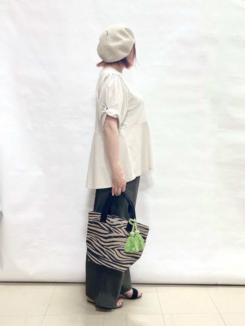 ベージュ系のTシャツ/カットソー、ブラウン系のその他パンツ、ブラック系のサンダルを着用したレディースの春コーディネートの2枚目の写真