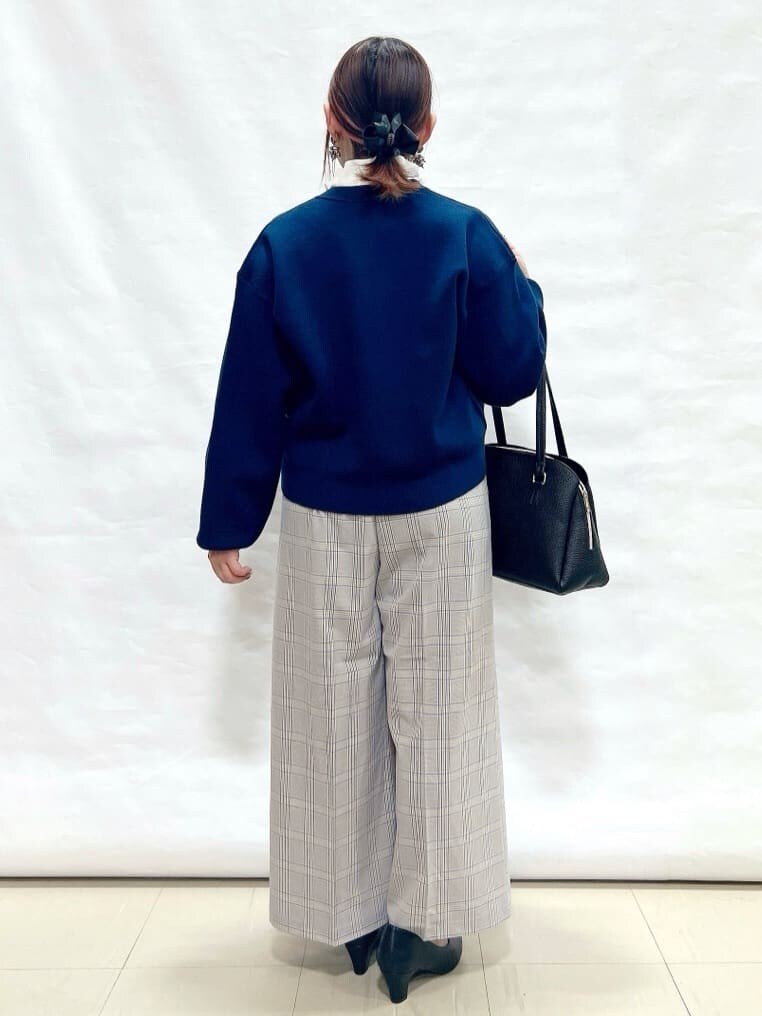 ブルー系のカーディガン/ボレロ、ホワイト系のシャツ/ブラウス、ブルー系のその他パンツを着用したレディースの冬コーディネートの2枚目の写真