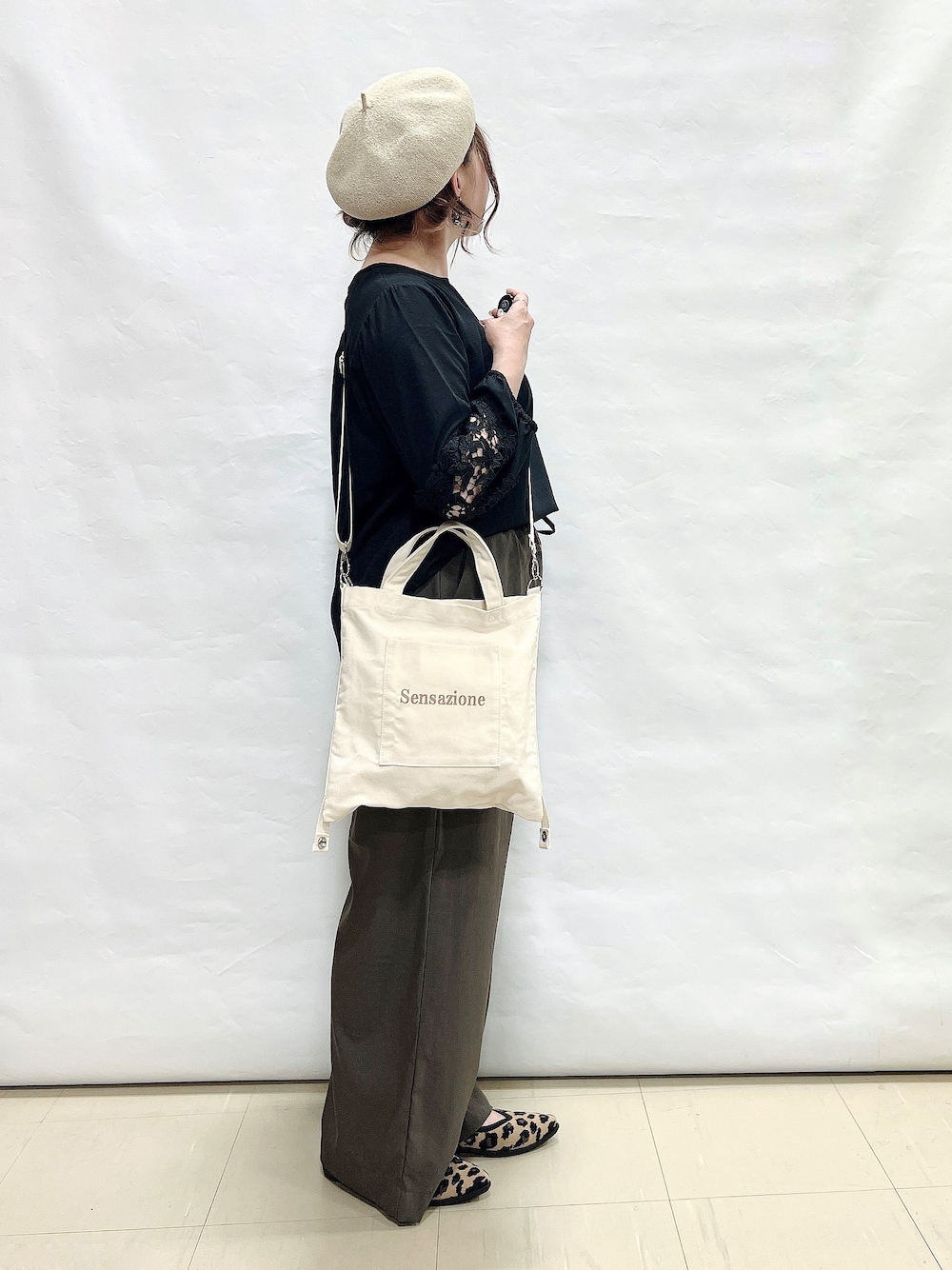 ブラック系のシャツ/ブラウス、ブラウン系のその他パンツ、ブラウン系のパンプスを着用したレディースの夏コーディネートの2枚目の写真