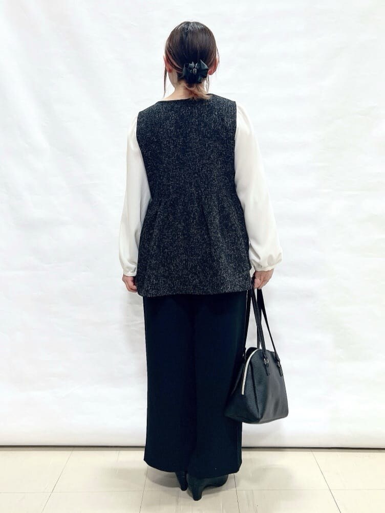 ブラック系のシャツ/ブラウス、ブラック系のその他パンツ、ブラック系のパンプスを着用したレディースの冬コーディネートの3枚目の写真