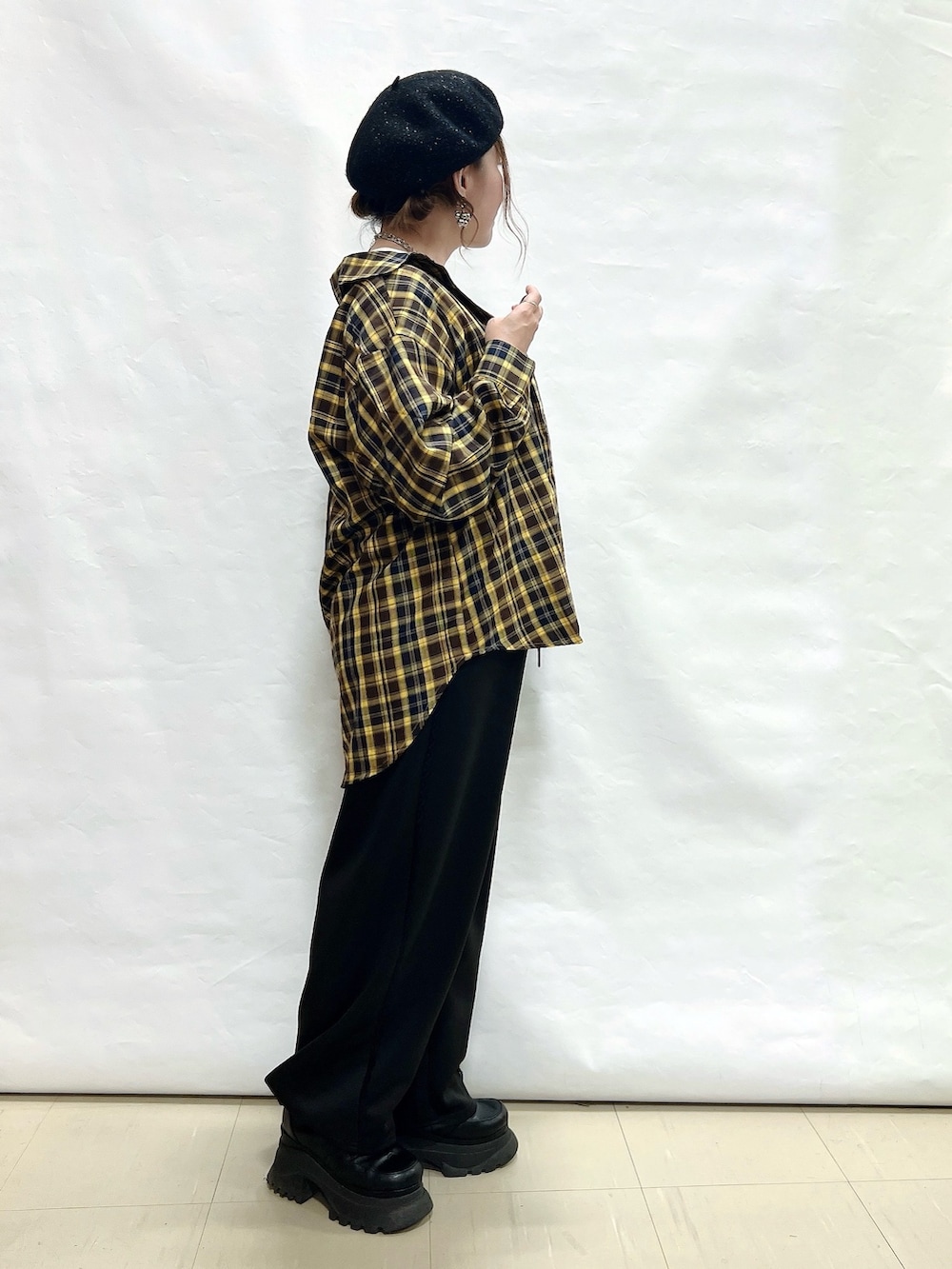 イエロー系のシャツ/ブラウス、ホワイト系のTシャツ/カットソー、ブラック系のその他パンツを着用したレディースの秋コーディネートの4枚目の写真