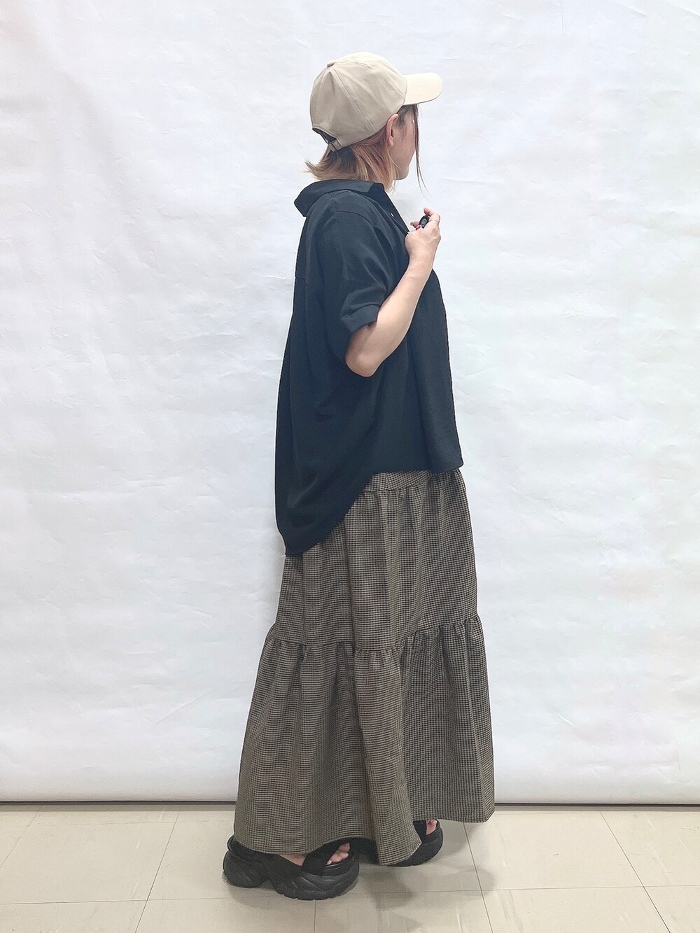 ブラック系のシャツ/ブラウス、ブラック系のタンクトップ、ブラウン系のワンピースを着用したレディースの夏コーディネートの4枚目の写真