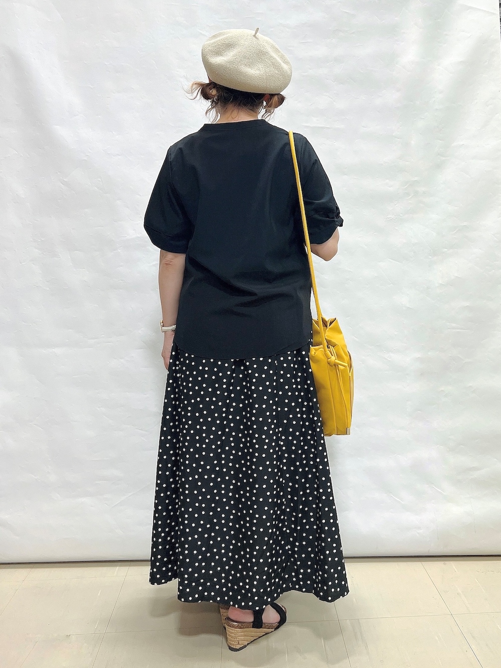 ブラック系のシャツ/ブラウス、ブラック系のスカート、ブラック系のサンダルを着用したレディースの夏コーディネートの3枚目の写真