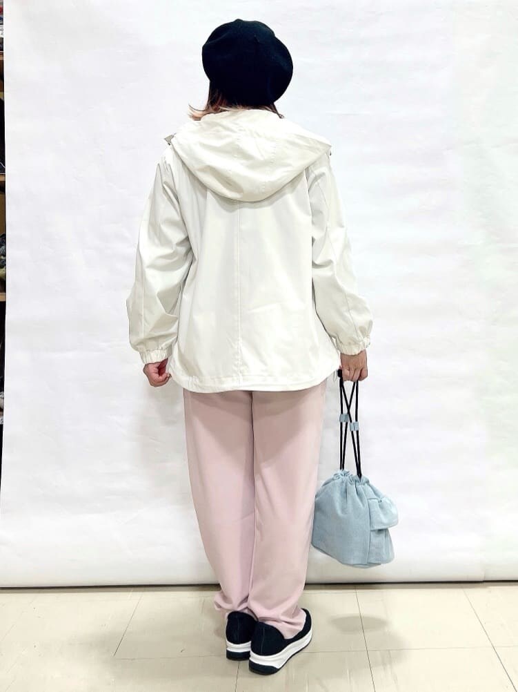 ホワイト系のブルゾン、ブラック系のTシャツ/カットソー、ピンク系のその他パンツを着用したレディースの春コーディネートの3枚目の写真